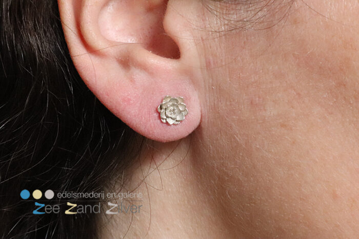 Zilveren (925) oorstekers in het motief van een lotusbloem.