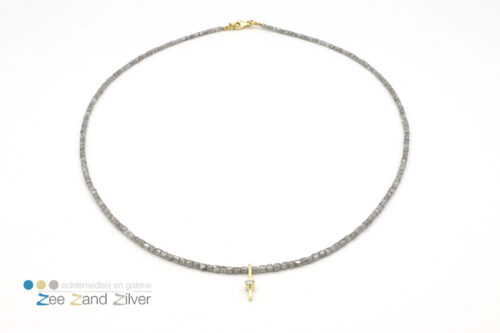 Gouden (14krt) hanger met 0,09ct diamant gezet in gouden element aan een collier van mico gefacetteerde kussentje van diamanten (23ct)
