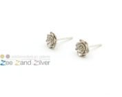 Zilveren (925) oorstekers in het motief van een lotusbloem.