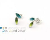 Zilveren (925) oorbellen, kleine blaadjes voorzien van emaille.