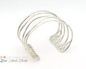 Zilveren (925) brede (4,5cm) armband bestaande uit ovalen draden die speels patroon volgen.