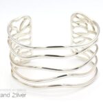 Zilveren (925) brede (4,5cm) armband bestaande uit ovalen draden die speels patroon volgen.