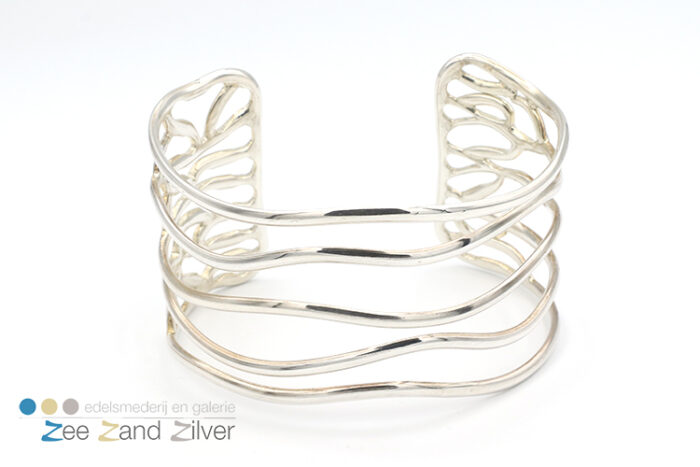 Zilveren (925) brede (4,5cm) armband bestaande uit ovalen draden die speels patroon volgen.