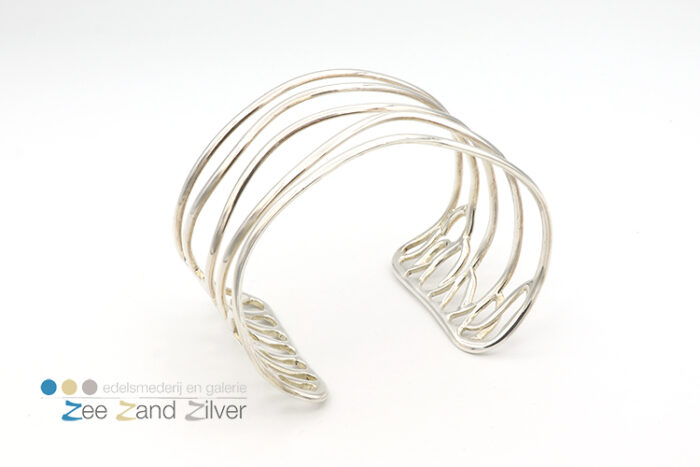 Zilveren (925) brede (4,5cm) armband bestaande uit ovalen draden die speels patroon volgen.