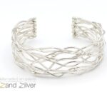 Zilveren armband bolletjes en ronde draden die speels patroon volgen.