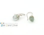 Zilveren (925) oorbellen met een druppel fluoriet gezet in een nestje van zilver.
