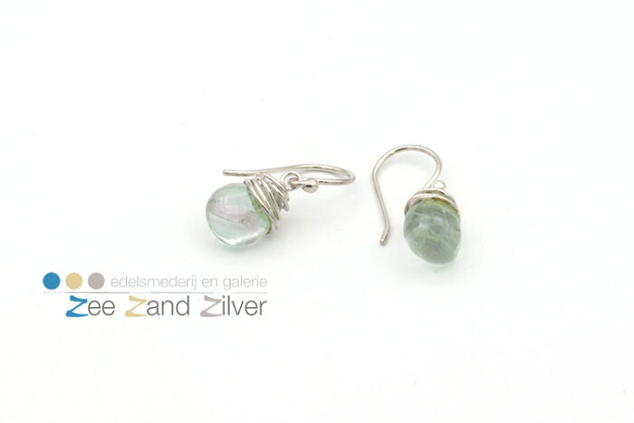 Zilveren (925) oorbellen met een druppel fluoriet gezet in een nestje van zilver.