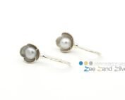 Zilveren oorbellen 'buttercups' met lichtgrijze zoetwaterparel