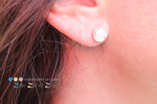 Zilveren oorstekers 'buttercups' met witte zoetwaterparels
