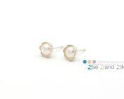 Zilveren oorstekers 'buttercups' met witte zoetwaterparel