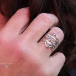 Brede zilveren draadring met facetgeslepen iolietjes