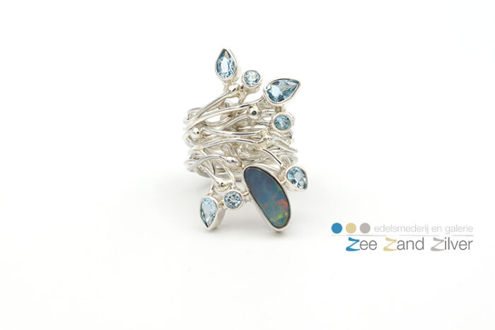 Zilveren ring 'waaier' met opaal en facetgeslepen topaas - versie 2