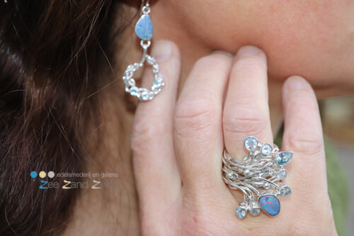 Zilveren ring en oorbel 'waaier' met opaal en facetgeslepen topaas
