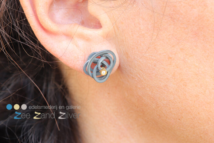 Zilveren oorstekers 'free wire' met goud en briljant
